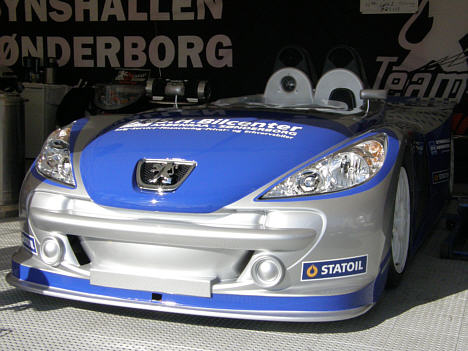 Kent Iversen's nydekorerede Peugeot 207 Spider Cup racer.
(Foto: Motorsporten.dk)